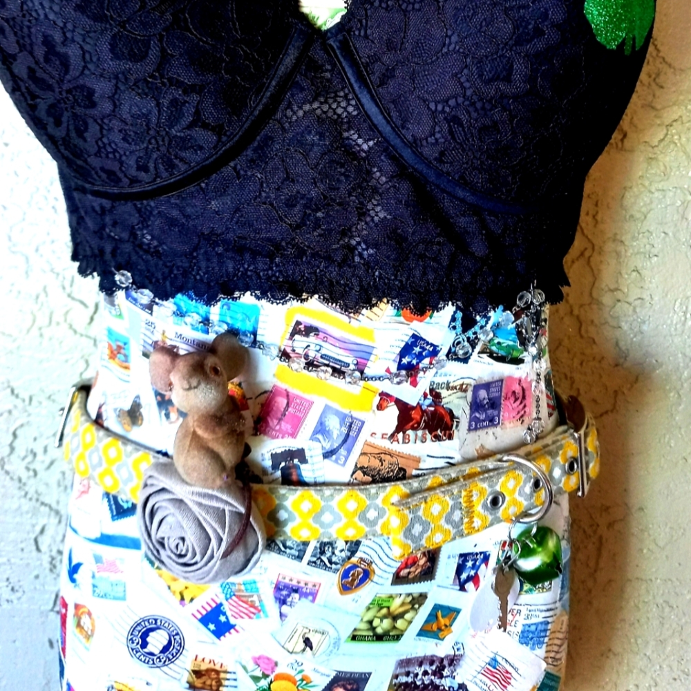 ADJUSTABLE YELLOW & GRAY DIAMOND PRINT GRAY FLOWERS CHARM BELT